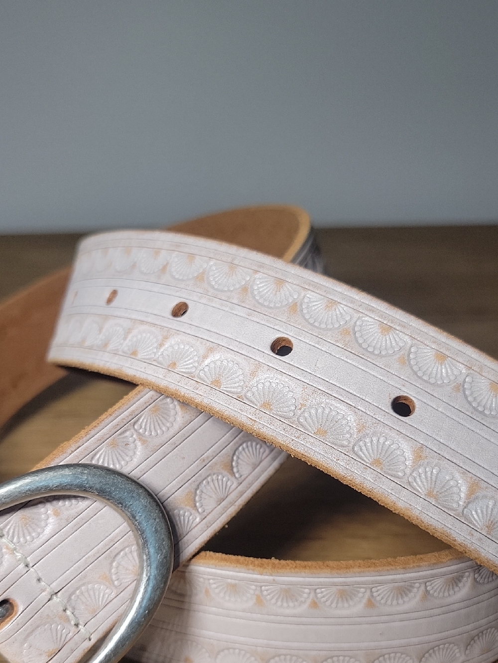 NWT Liz Claiborne 100% Genuine Leather Cream / Whitewash Shells Belt Size Large - Picture 5 of 11